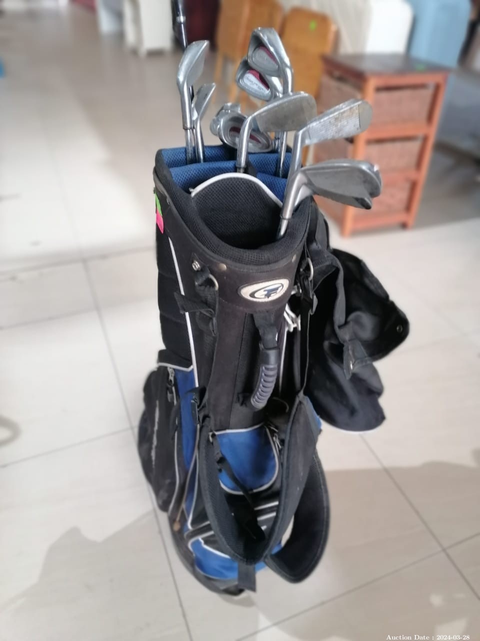 Lot 6228 - Top Flite Golf Clubs with Bag