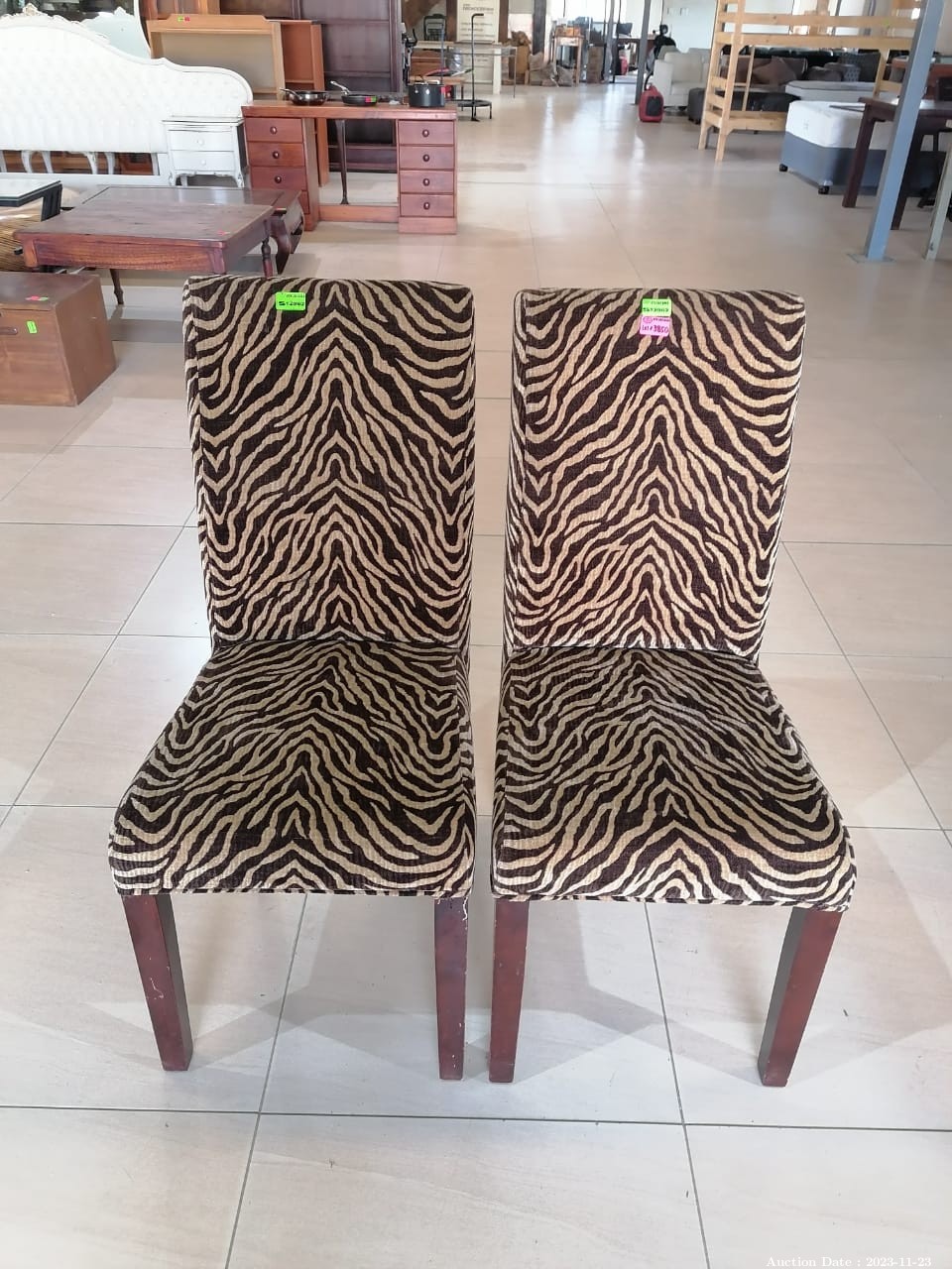 3850 - 2 Beautiful Woo and Upholstered Chairs