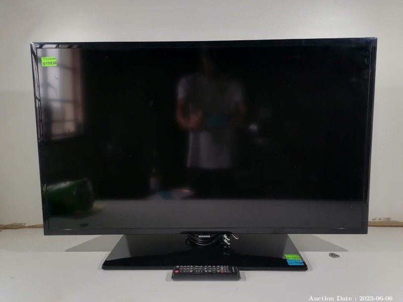 7734 - Amazing Samsung 40 Inch Flat Screen TV with Remote