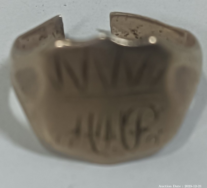 4253 - A 9 Carat Gold Signature Ring
