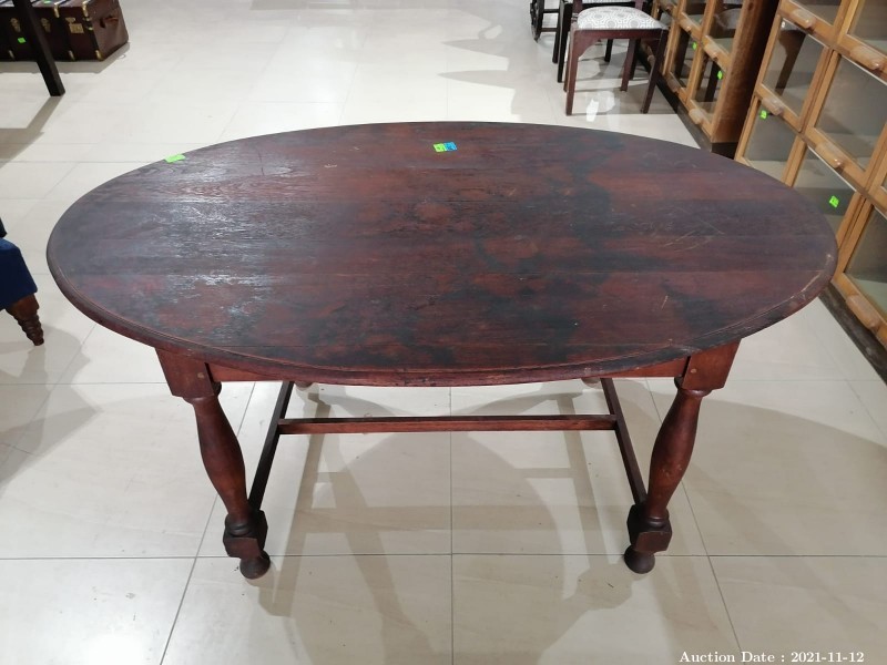 338A - Beautiful Oval Dining Table