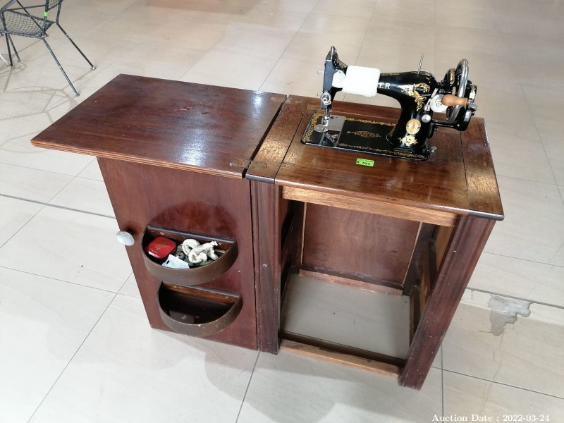 1228 - Vintage singer Sewing Machine in Wooden Stand 