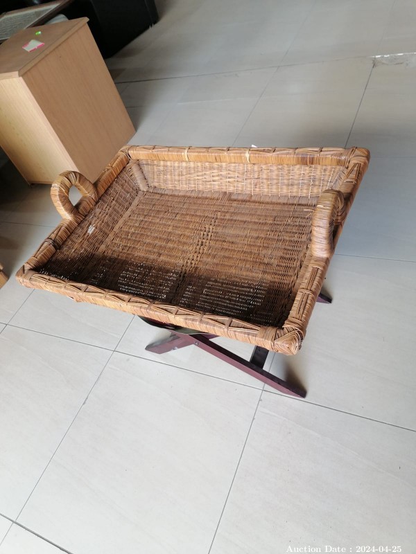 6801 - 1 x Straw Basket With Wooden Stand