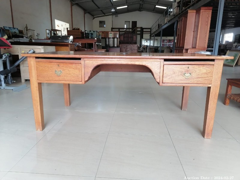 5589 - Wonderful Solid Wood Desk with Drawers