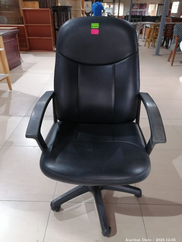 4044 - Leatherette Office Chair on Wheels