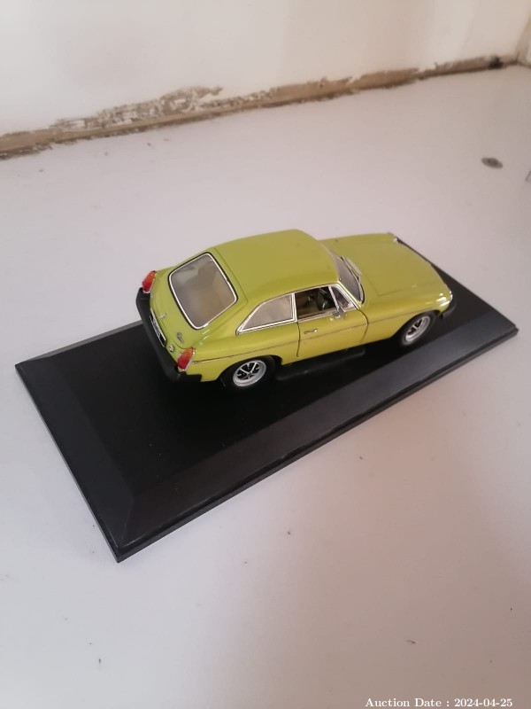 6793- 1x MGB GT Coupe 1974  (1:18) Scale Car 