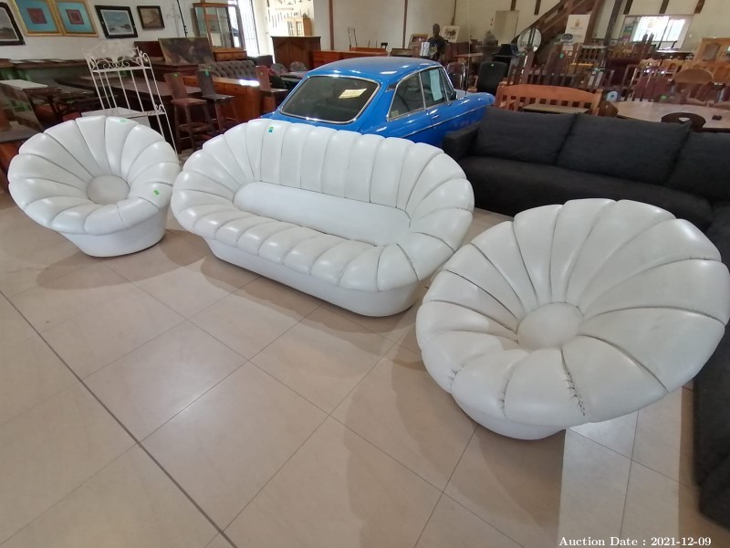672 - Unique White Leather Lounge Suite