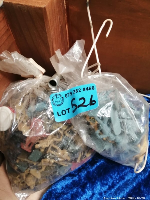526 Bag of Plastic Figurines