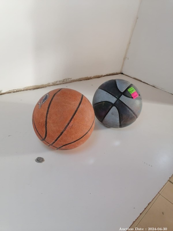 6981- 2x Basketballs 