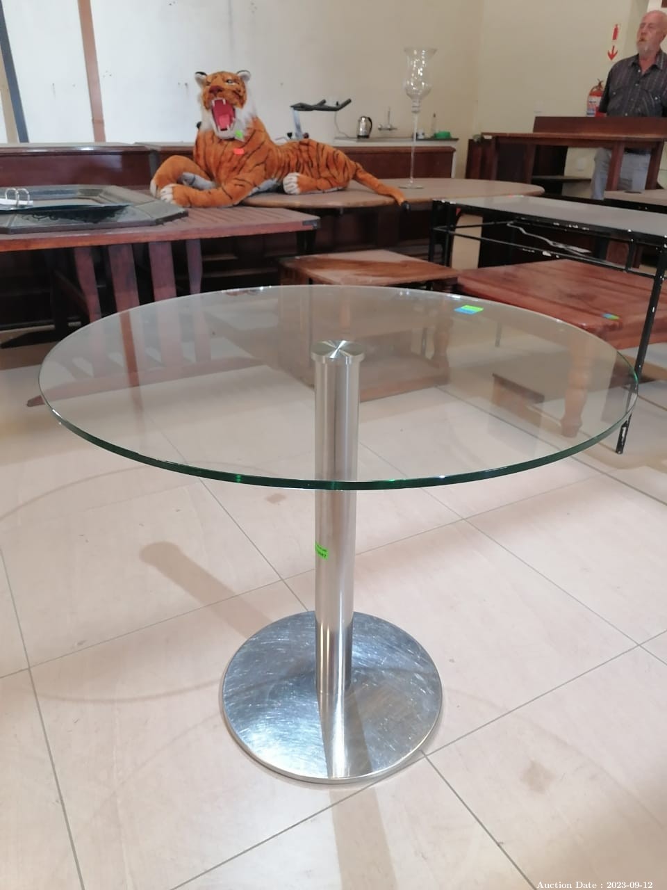 2084 Round Glass And Metal Table Online Auction AuctionPro   81547cc1d01255ad4c62c4a42c666a93 