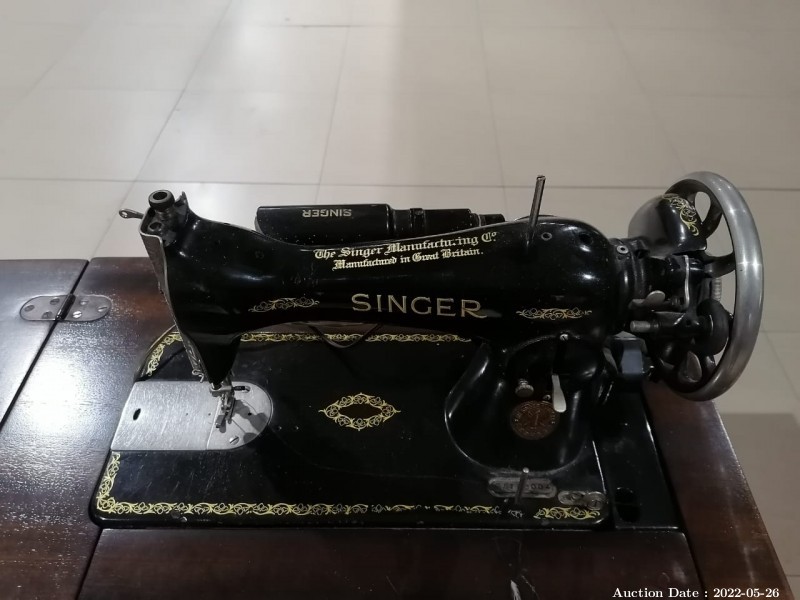 1928 - 1 x Vintage Singer Sewing Machine with Wooden Case