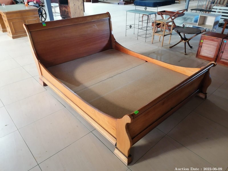 2087 - 1 x Beautiful Wooden Bed Base no mattress