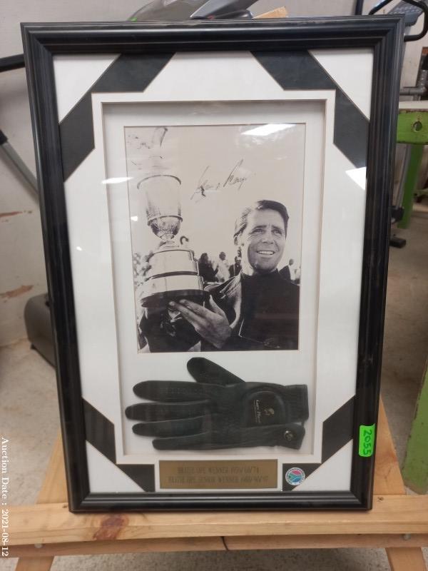 142 - Sports Memorabilia - Glove and photo signed by Gary Player