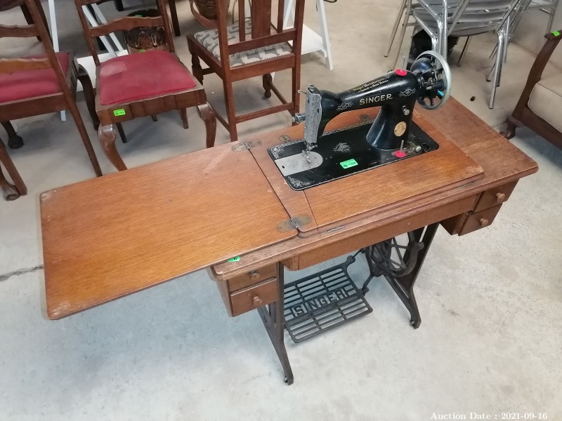 262 - Beautiful Singer Sewing Machine with Table