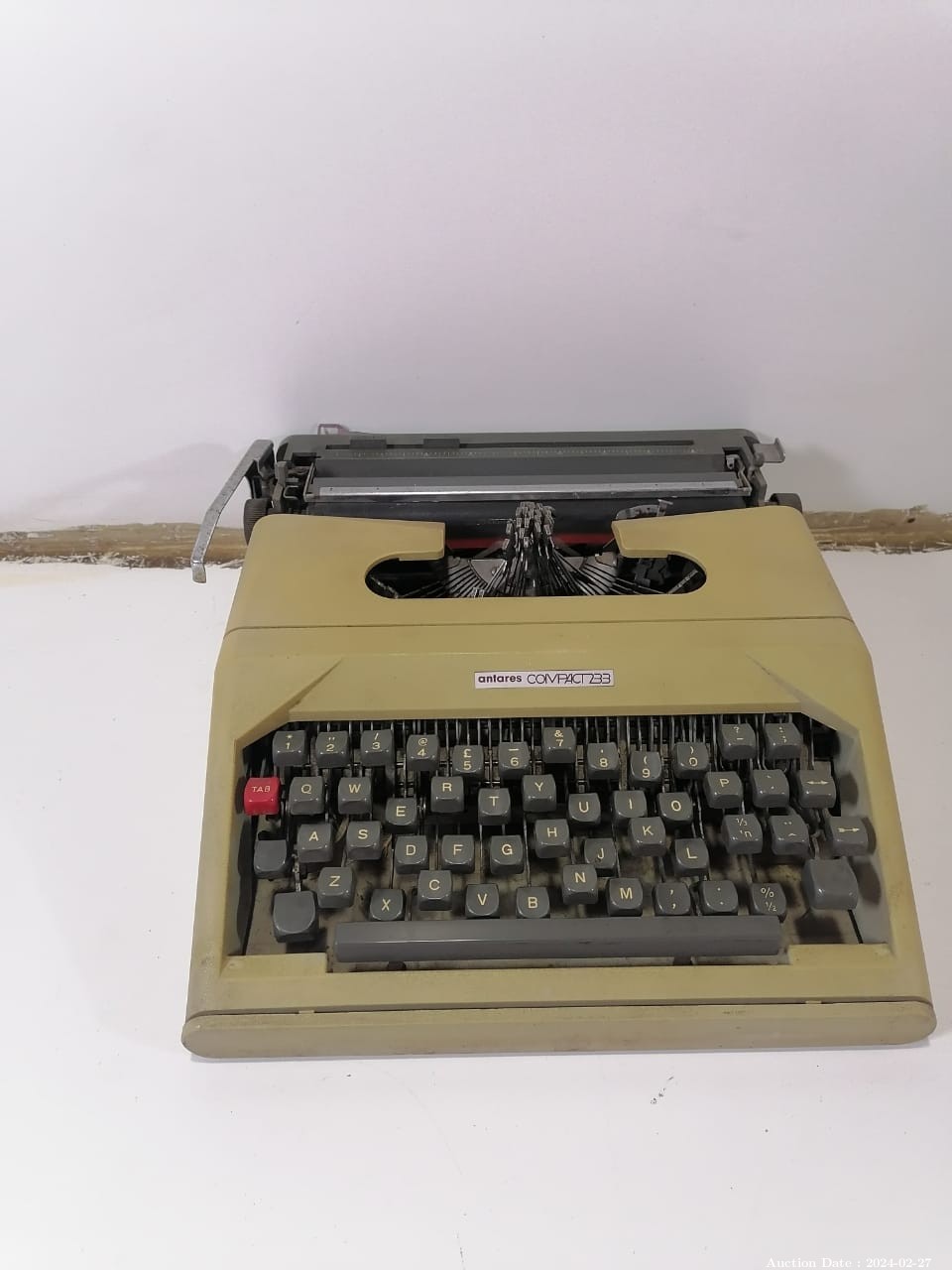 5578 - Typewriter with a Storage Case