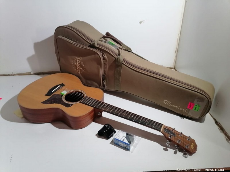 3939 - Stunning Taylor GSMini Guitar - Left Hand - With a Storage Case
