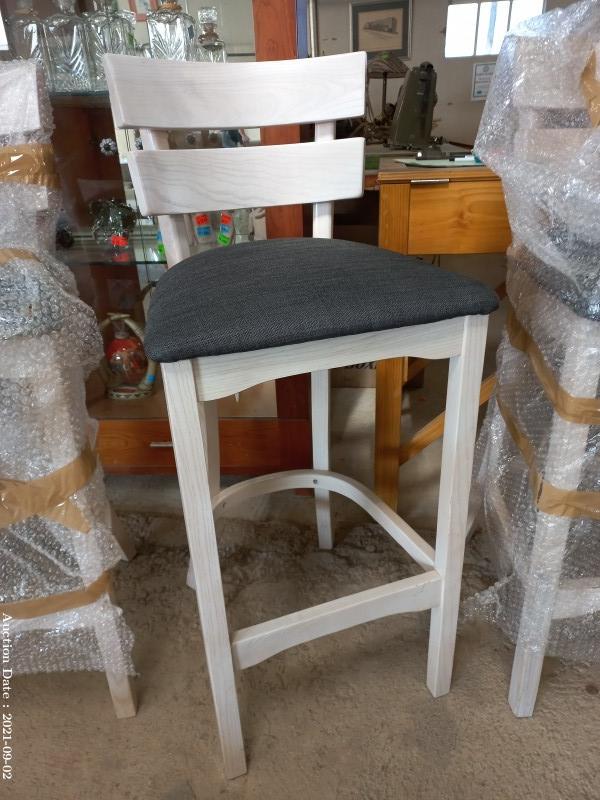 609 - Set of 5 Beautiful Bar Stools - New condition