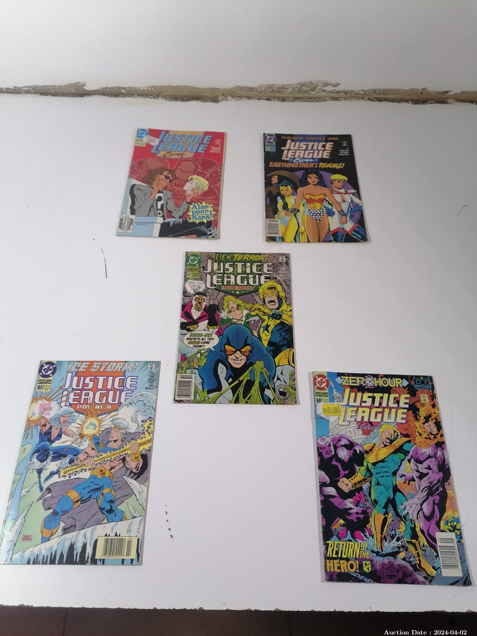 Lot 6341 - 5 x Justice League Vintage Comics