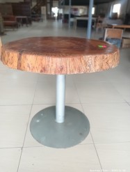 Description 3890 - Amazing Steel Framed Table with Round Solid Wood Table Top