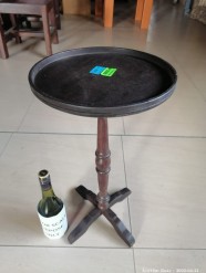 Description 1592 - Small Round Table with Turning Detail