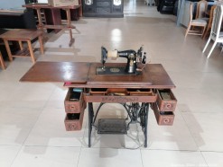 Description Lot 6420 - Vintage Singer Sewing Machine with Original Table