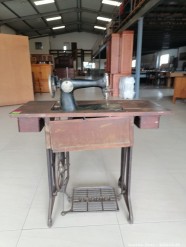 Description 5631 - Vintage Singer Sewing Machine and Table