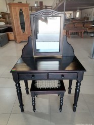 Description 5690 - Dressing Table with Mirror and Stool