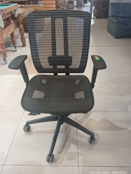 Description 3349 - Beautiful Black Office Chair with Wheels