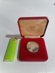 Description 2431 - Unique Queen Elizabeth Commemorative Coin in Case - 1 Ounce Silver
