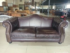 Description 3426 - Stunning Chesterfield-style 2-Seater Couch with Leather Uppers