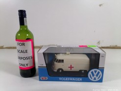 Description 2843 - Magnificent 1:24 Scale Volkswagen Kombi Ambulance