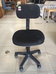 Description 3453 - Black Office Chair with Wheels