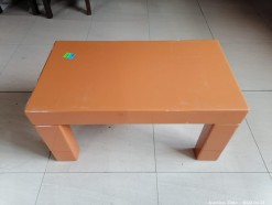Description Lot 1554 - Coffee Table made out of Plastic