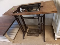 Description 137 - Singer Sewing Machine Table