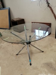 Description 515 Modern Glass-Top Table