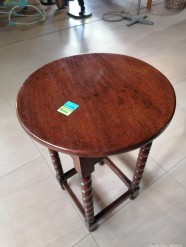 Description Lot 1481 - Round table with turned wooden legs