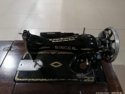 Description 1928 - 1 x Vintage Singer Sewing Machine with Wooden Case