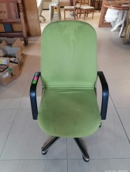 Description 2572 - Upholstered Office Chair on Wheels