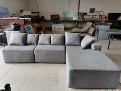 Description Lot 5830 - Beautiful Upholstered Corner Couch
