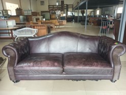 Description 3427 - Stunning Chesterfield-style 2-Seater Couch with Leather Uppers