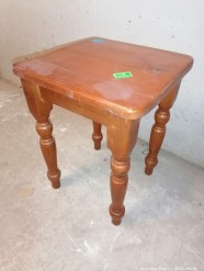 Description 263 - Small Oregon Pine Side Table
