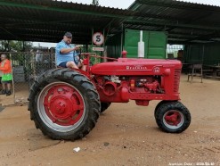Description 605 Farmall Super BM tractor